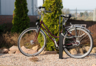 Anwendungsbeispiel: Fahrrad-Anlehnparker mit Anschließmöglichkeit des Rades Farbige Beschichtung auf Anfrage erhältlich