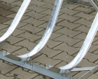 Detailansicht: Gekantetes Stahlblech (Nut) zum Einschieben der Reifen
