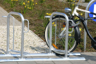 Anwendungsbeispiel: Fahrradständer -KAPPA-, mit 2 Radeinständen, Einstellwinkel 45°, Tief-Tief, zum Aufdübeln (Art. 10429)