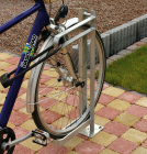 Anwendungsbeispiel: Fahrradständer -Prag- einseitig, zum Aufschrauben (inkl. Bodenplatte)