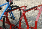 Detailansicht: Fahrradständer -Warschau- mit RAL-Beschichtung (auf Anfrage) und Kantenschutz (siehe Zubehör)