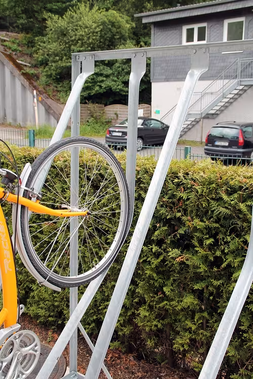 Fahrradparker/ Schräghochparker ′Barcelona′, einseitig, freie Aufstellung oder Wandbefestigung - Detailansicht: Radeinstellung
