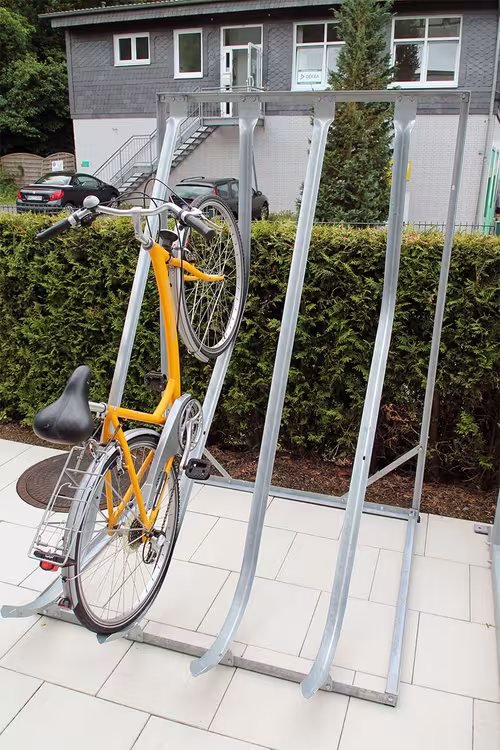 Fahrradparker/ Schräghochparker ′Barcelona′, einseitig, freie Aufstellung oder Wandbefestigung - Anwendungsbeispiel: