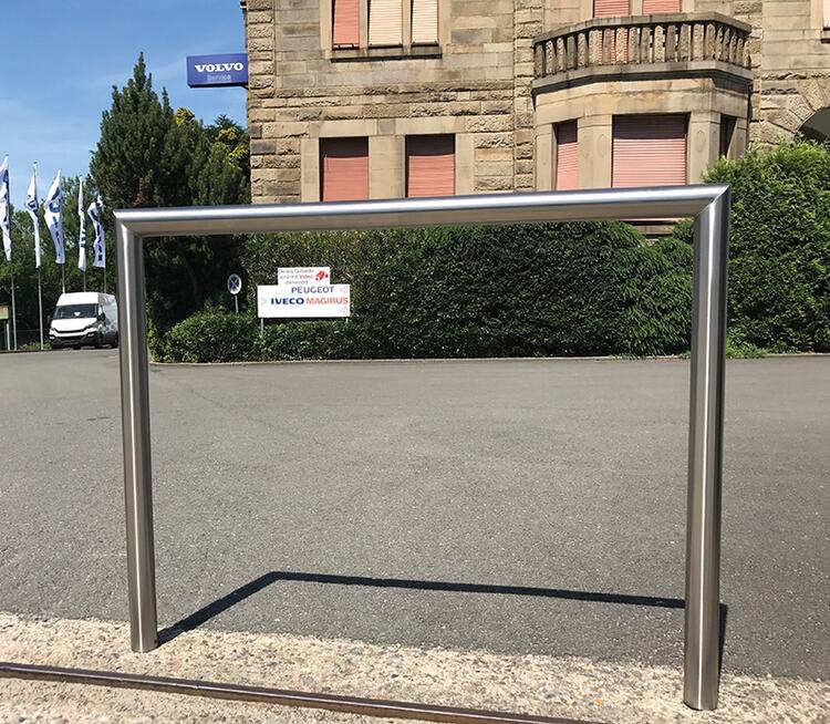 Anwendungsbeispiel: Anlehn-/Absperrbügel -Kassel- zum Einbetonieren (Art. 20412)