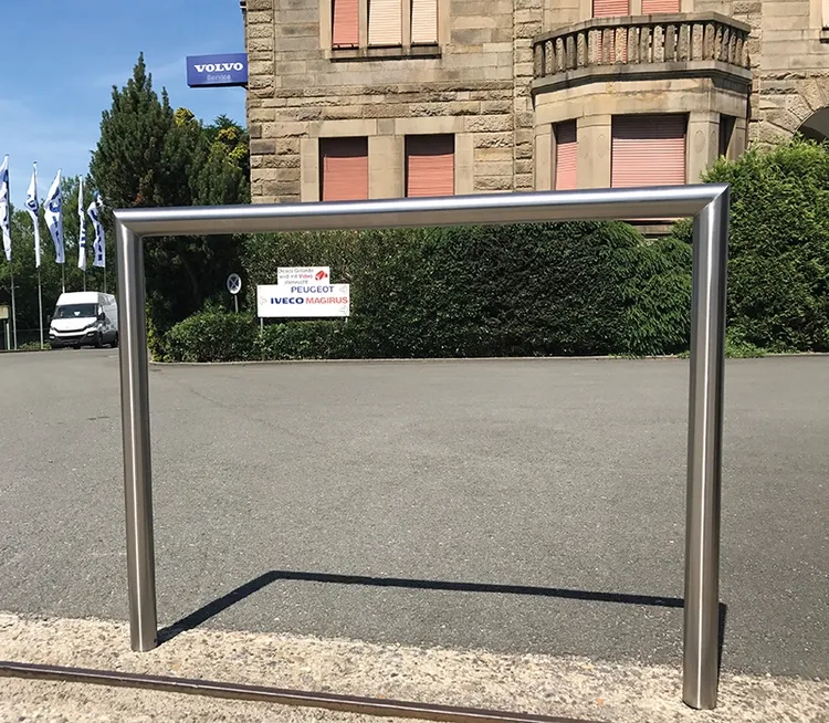 Anwendungsbeispiel: Anlehn-/Absperrbügel -Kassel- zum Einbetonieren (Art. 20412)