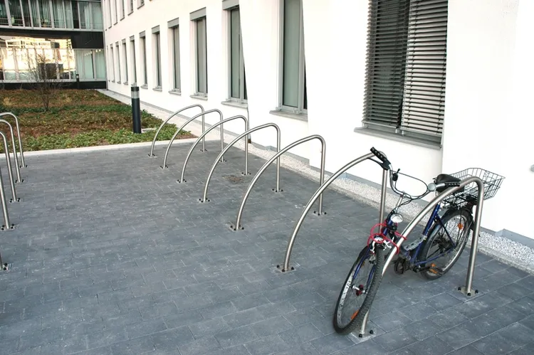 Anwendungsbeispiel: Anlehnbügel -Cycle-, ohne Farbe, aufgedübelt (Art. 19603)