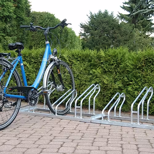 Fahrradständer Typ 2000 und Typ 2000BF, einseitige Radeinstellung, verschraubt, 90° - Anwendungsbeispiel: 6er (Art. 2056)