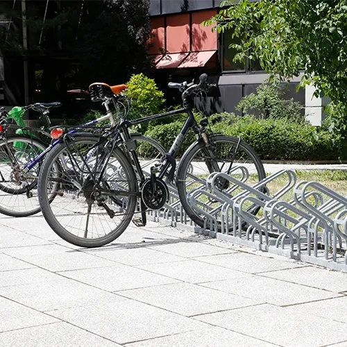 Fahrradständer Bügelparker Typ 2000 und Typ 2000BF, zweiseitige Radeinstellung 90° - Anwendungsbeispiel: Reihenanlage mit Typ 2000 (10er) (Art. 2160)