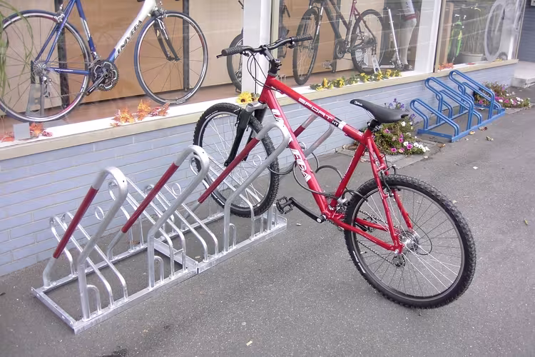 Fahrradständer Anlehnbügel Typ 2500, einseitige Radeinstellung 90° - Anwendungsbeispiel: