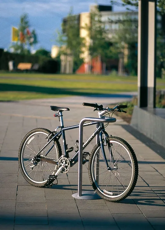 Einzelparker/Fahrradständer ′Vesta′ aus Stahl, zum Einbetonieren - Anwendungsbeispiel:
