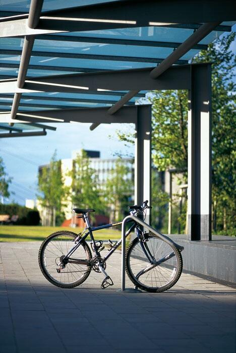Einzelparker/Fahrradständer ′Achill′ aus Stahl, zum Einbetonieren - Anwendungsbeispiel: