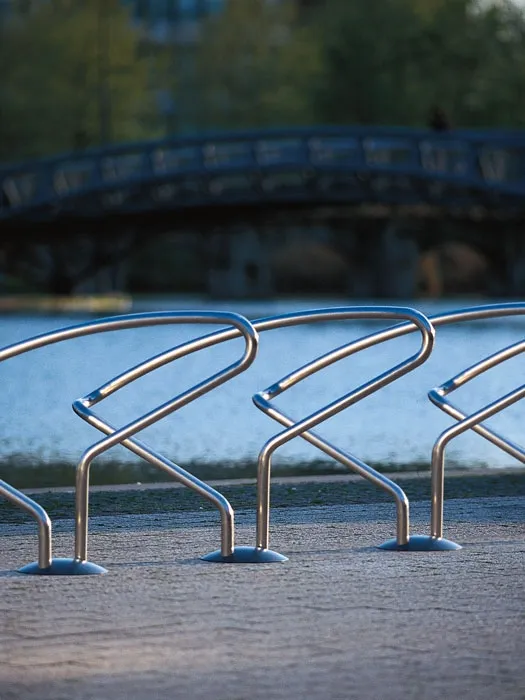 Einzelparker/Fahrradständer ′Perseus′ aus Edelstahl, zum Einbetonieren - Anwendungsbeispiel: