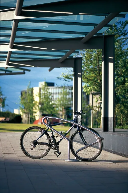 Einzelparker/Fahrradständer ′Perseus′ aus Edelstahl, zum Einbetonieren - Anwendungsbeispiel: