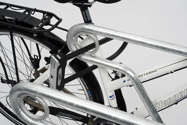 Fahrradständer Anlehnparker Typ 2600 XBF, ADFC Qualität, zweiseitige Radeinstellung - Detailansicht: Optimierter Diebstahlschutz