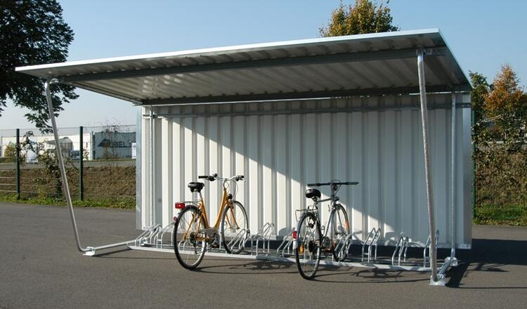 Anwendungsbeispiel: mit Rückwandblech, Regenrinne und Fahrradständer