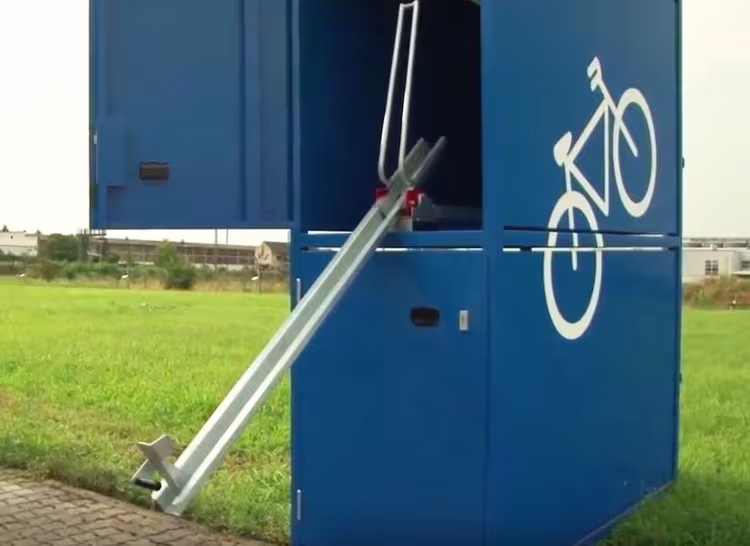 Doppelstock-Fahrradsafe ′Rateus′ (2000x1400 mm), Grund- oder Anbauelement - Anwendungsbeispiel: Herausziehbare Schiene (Art. 32676)