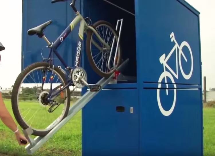 Doppelstock-Fahrradsafe ′Rateus′ (2000x1400 mm), Grund- oder Anbauelement - Anwendungsbeispiel: Einfaches Beschicken der oberen Etage(Art. 32676)