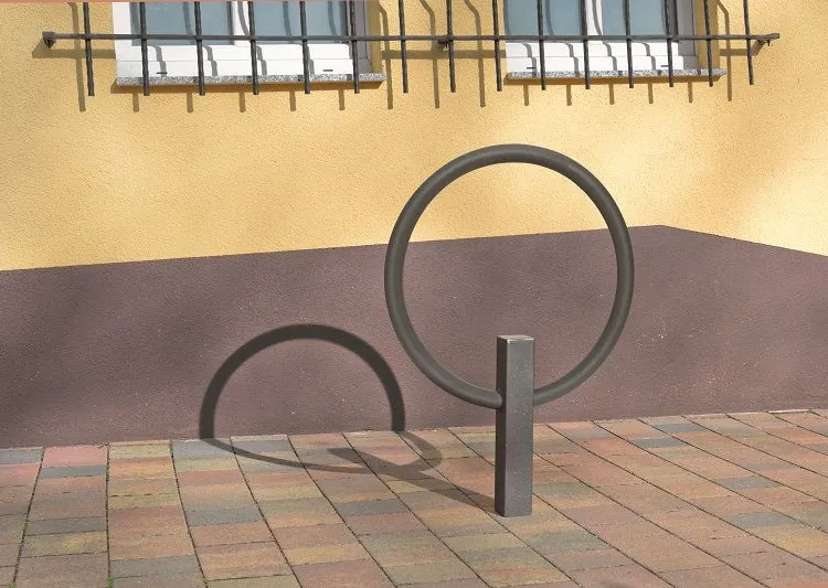 Anlehnbügel ′Giro′ aus Stahl, Höhe 800 mm, zum Einbetonieren oder Aufdübeln - Anwendungsbeispiel: Anlehnbügel -Giro- einbetoniert (Art. 35733)
