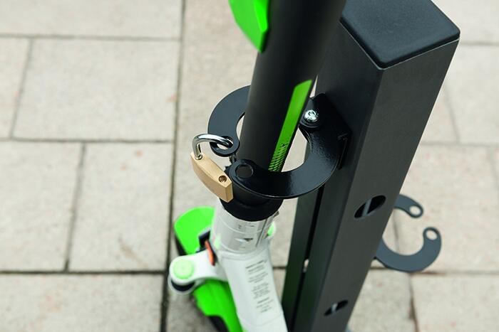 Detailansicht: Sicherung durch Vorhängeschloss oder Kettenschloss (nicht im Lieferumfang)