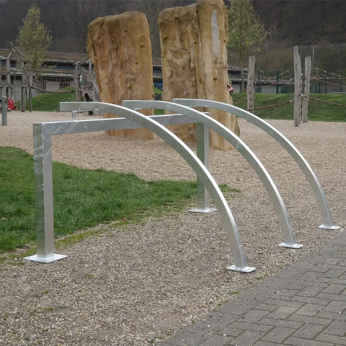 Reihenanlage aus Vierkantrohr mit gebogenen Anlehnbügeln, Höhe 950 mm, zum Aufdübeln - Modellbeispiel: Reihenanlage mit gebogenen Anlehnbügeln ...