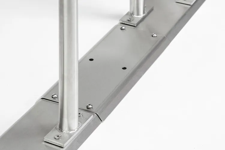 Reihenanlehnbügel ′Kalchas′ auf Trapezschiene, aus Edelstahl, einseitige Radeinstellung 90° - Detailansicht: Reihenparker sind durch Adapterplatte ...