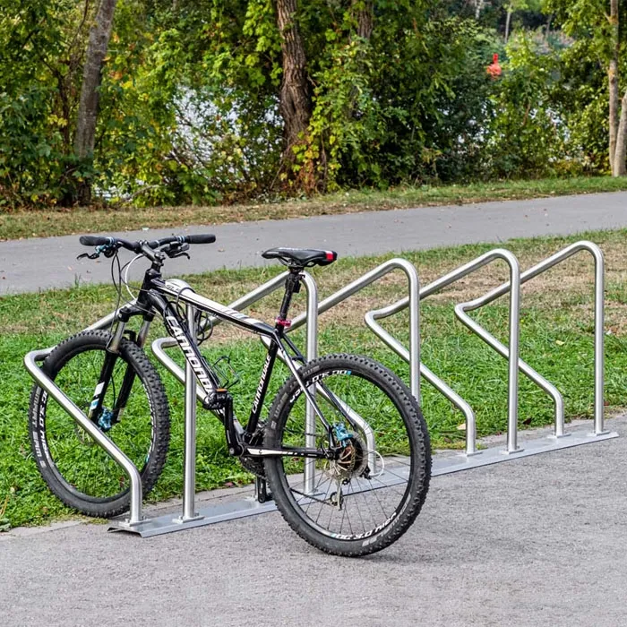 Reihenanlehnbügel ′Kalchas′ auf Trapezschiene, aus Edelstahl, einseitige Radeinstellung 90° - Anwendungsbeispiel: