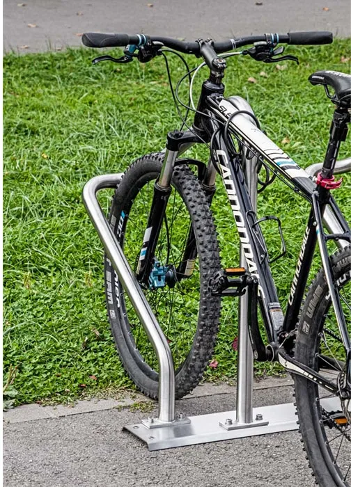 Reihenanlehnbügel ′Kalchas′ auf Trapezschiene, aus Edelstahl, einseitige Radeinstellung 90° - Anwendungsbeispiel: