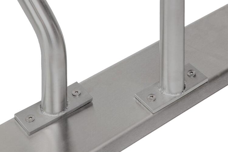 Detailansicht: einzelne Parkbügel sind auf Trapezschiene verschraubt und austauschbar