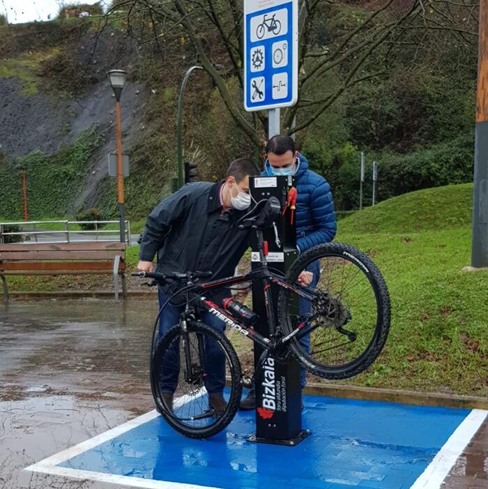 Anwendungsbeispiel: Fahrrad-Servicestation -RepAir 2.0- im Außenbereich (Art. 41274)