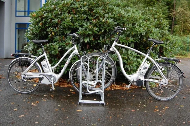 Fahrradständer Standparker Typ 4000, zweiseitige Radeinstellung 90° - Detailansicht: Hoch-/Tiefstellung