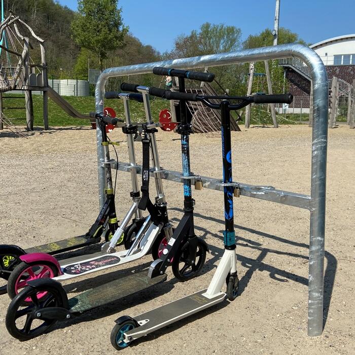 Anwendungsbeispiel: Anlehnbügel mit Querholm für Scooter/Roller (Abbildung ähnlich)