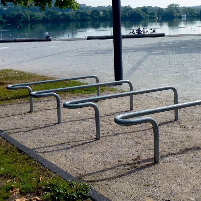 Anlehnbügel/Einzelparker ′Föhr′ ø 42 mm aus Stahl, Höhe über Flur 450 mm, zum Einbetonieren - Anwendungsbeispiel: Anlehnbügel/Einzelparker -Föhr- ...