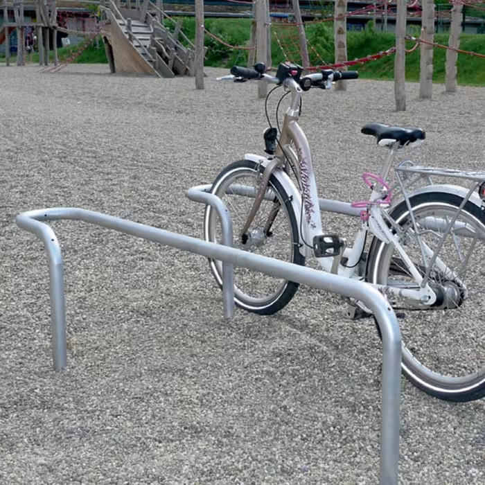 Anlehnbügel/Einzelparker ′Föhr′ ø 42 mm aus Stahl, Höhe über Flur 450 mm, zum Einbetonieren - Anwendungsbeispiel: Anlehnbügel/Einzelparker -Föhr- ...