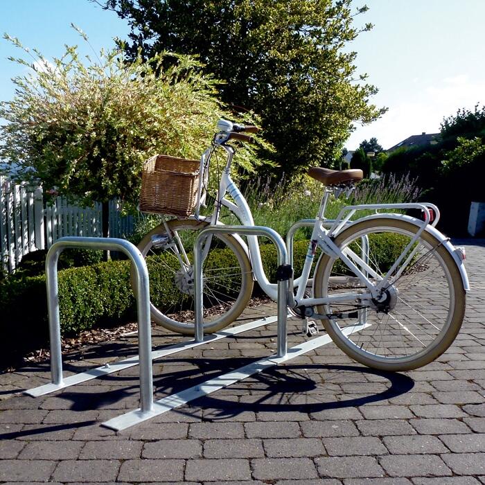 Anwendungsbeispiel: Reihenanlehnbügel -Tirana- zum Aufdübeln, freie Aufstellung (Art. 422.30)