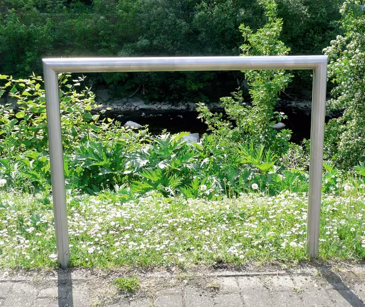 Anwendungsbeispiel: Anlehnbügel/Absperrbügel -Kassel- zum Einbetonieren (Art. 447.12)