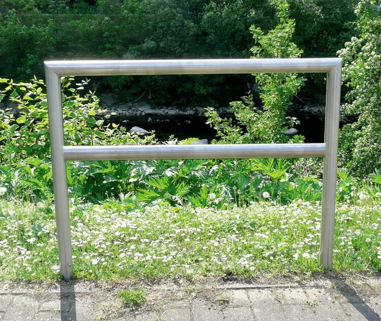 Anwendungsbeispiel: Anlehnbügel mit Querholm (Art. 447.23)