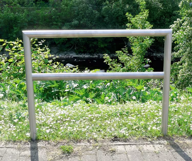 Anlehnbügel/Absperrbügel ′Kassel′ ø 48 mm aus Stahl, Höhe 800 mm, mit Querholm - Anwendungsbeispiel: Anlehnbügel mit Querholm (Art. 447.23)