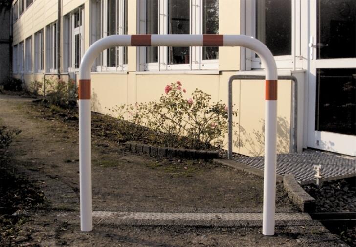 Anwendungsbeispiel als Anlehnbügel, weiß/rot (Art. 448.07b-wr):