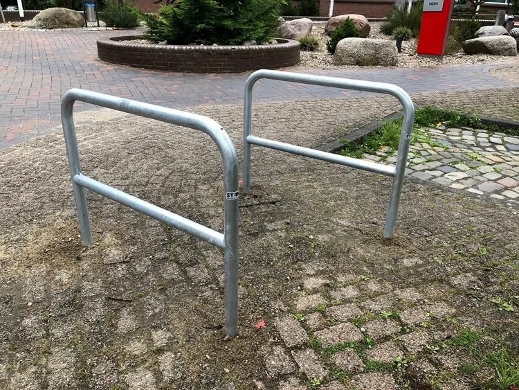 SCHAKE Anlehnb&uuml;gel/Absperrb&uuml;gel &prime;Sylt&prime; &oslash; 48 mm aus Stahl, zum Einbetonieren, mit Querholm, verzinkt
