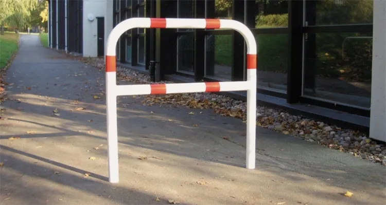 Anlehnbügel/Absperrbügel ′Sylt′ ø 48 mm aus Stahl, Höhe 1000 mm, zum Aufdübeln, weiß/rot oder nach RAL - Abbildung zeigt Modell zum Einbetonieren)