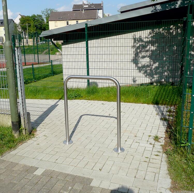 Anwendungsbeispiel: Anlehn-/Absperrbügel aus Edelstahl zum Aufdübeln (Art. 449.09p)