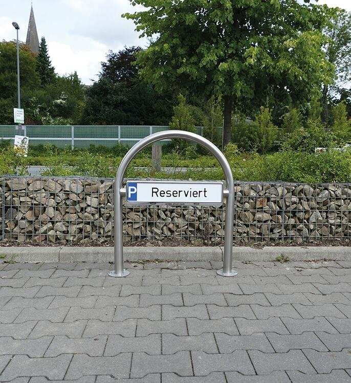 Anwendungsbeispiel: Parkplatzsperrbügel mit Querholm zum Aufdübeln (Art. 449.66p)