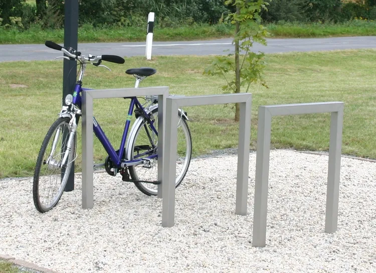 Anlehnbügel/Absperrbügel ′Spiekeroog′ 60 x 60 mm aus Stahl, Höhe 800 mm, zum Einbetonieren - Anwendungsbeispiel: Anlehnbügel -Spiekeroog- zum ...