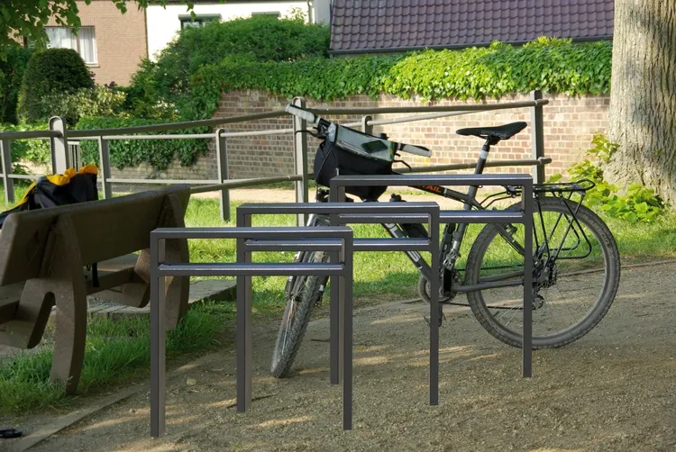 Anlehnbügel/Absperrbügel ′Spiekeroog′ 80 x 20 mm, H 800 mm, mit Querholm (kurzer Abstand), zum Einbetonieren - Anwendungsbeispiel: