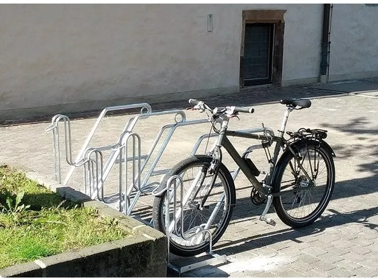 Fahrradständer Anlehnbügel Typ 4600, einseitige Radeinstellung 90°, VSF all-ride zertifiziert - Anwendungsbeispiel: