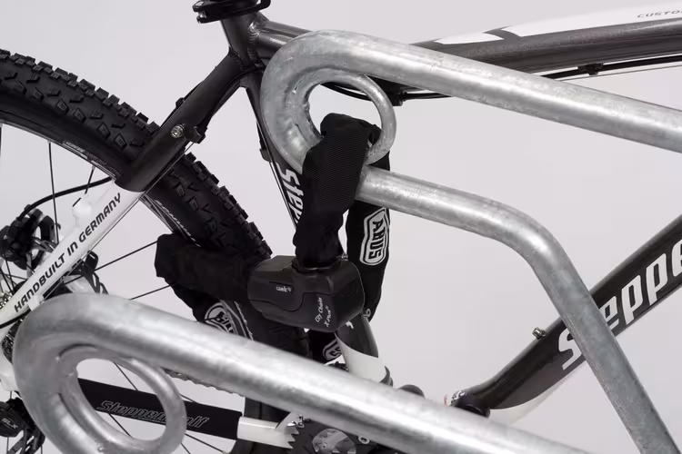 Fahrradständer Anlehnparker Typ 4600 XBF, ADFC Qualität, zweiseitige Radeinstellung - Detailansicht: Optimierter Diebstahlschutz