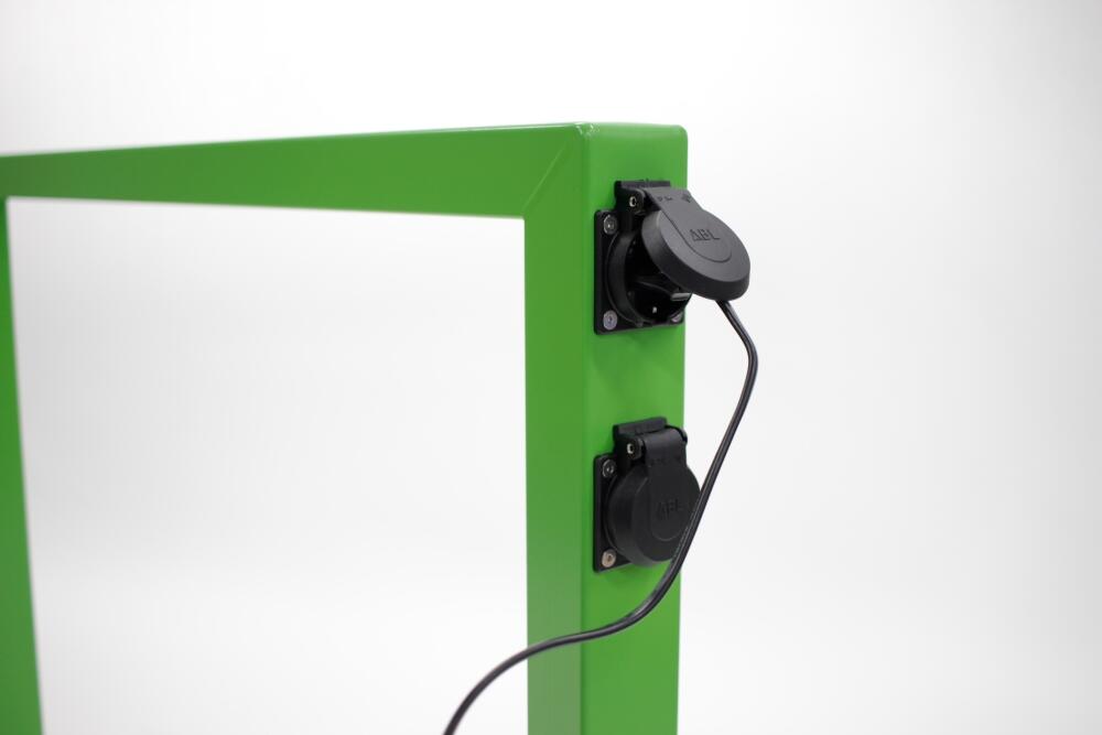 Detailansicht: Anlehnbügel ′Sheffield Charge′ mit zwei 230 V Steckdosen und  Kabel (Art. 60025.0001)