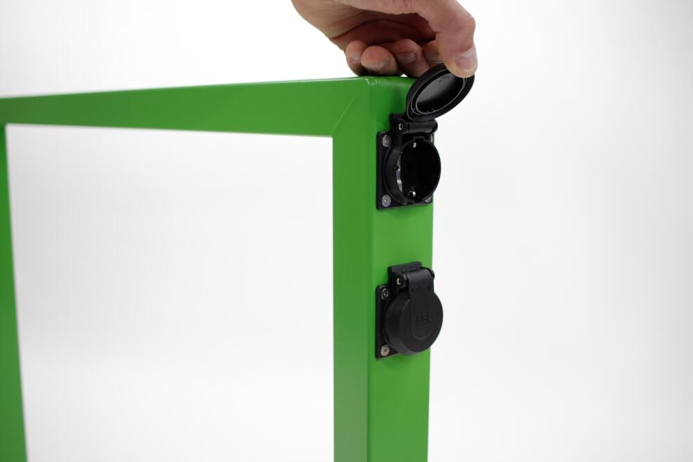 Detailansicht: Anlehnbügel ′Sheffield Charge′ mit zwei 230 V Steckdosen (Art. 60025.0001)