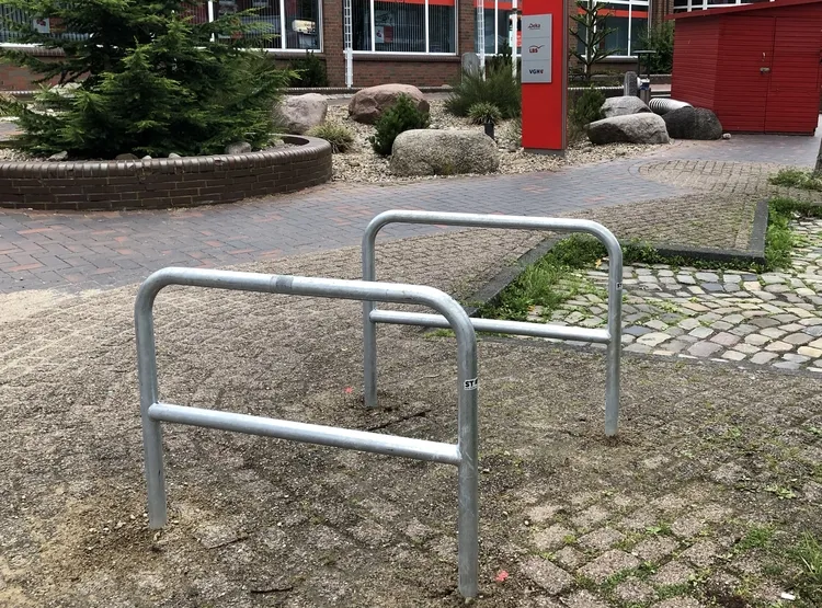 Anlehnbügel/Absperrbügel ′Typ 9200′ ø 48 mm aus Stahl, Höhe 800 mm, mit Querholm - Anwendungsbeispiel: Anlehnbügel -Typ 9200- zum Einbetonieren, ...
