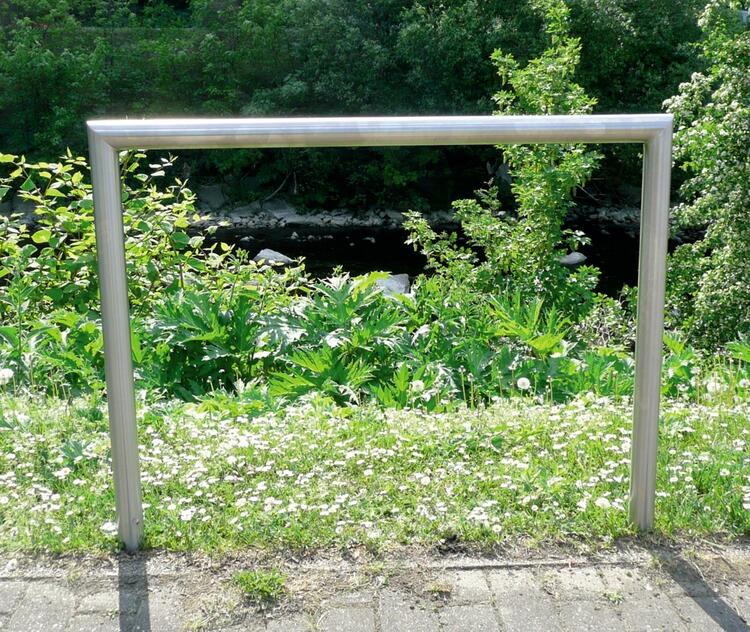 Anwendungsbeispiel: Anlehnbügel/Absperrbügel -Kassel- zum Einbetonieren (Art. 447.12)